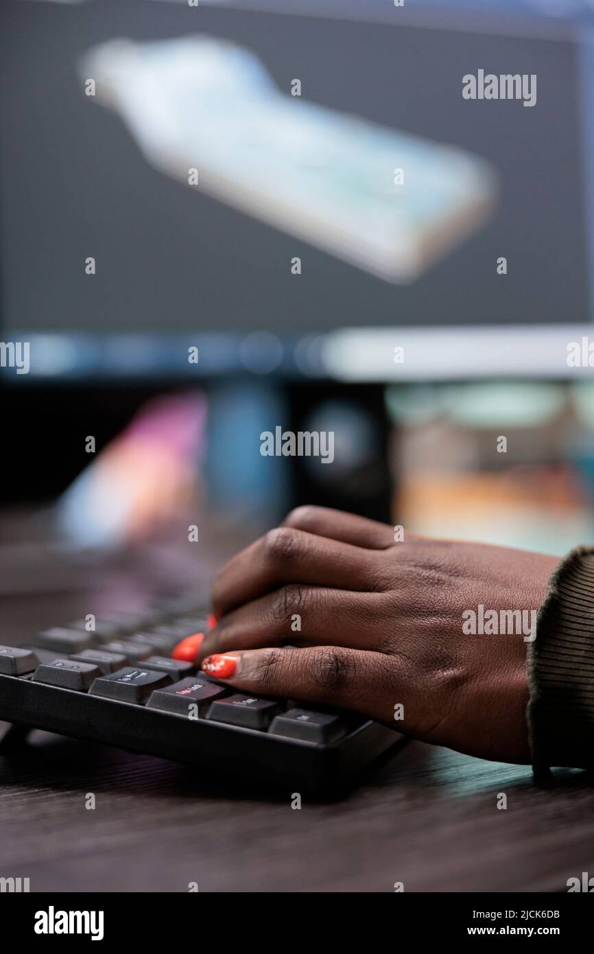 Gros plan d'un artiste créatif professionnel 3D qui développe une scène numérique à l'aide d'une technologie logicielle avancée. Chef d'équipe du service de production travaillant dans le domaine de la CAO pour créer un maillage prototype. Banque D'Images
