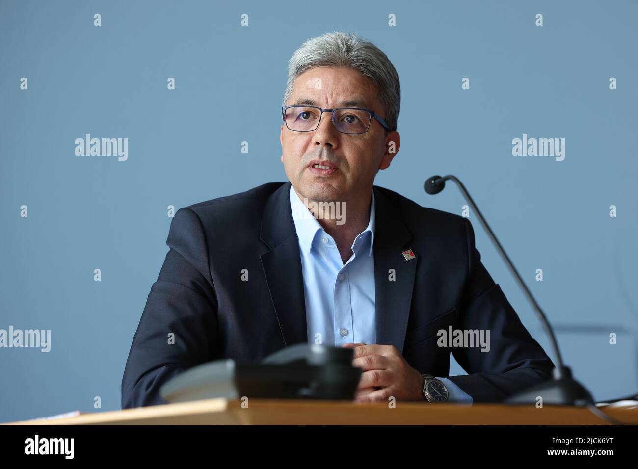 Düsseldorf, Allemagne. 14th juin 2022. Mohamed Boudih, Président de l'Union alimentaire et de restauration de la Rhénanie-du-Nord-Westphalie, s'exprime lors d'une conférence de presse de la Fédération allemande des syndicats (DGB) sur l'étude du DGB: «Les conventions collectives et l'évasion salariale en Rhénanie-du-Nord-Westphalie». Crédit : David Young/dpa/Alay Live News Banque D'Images