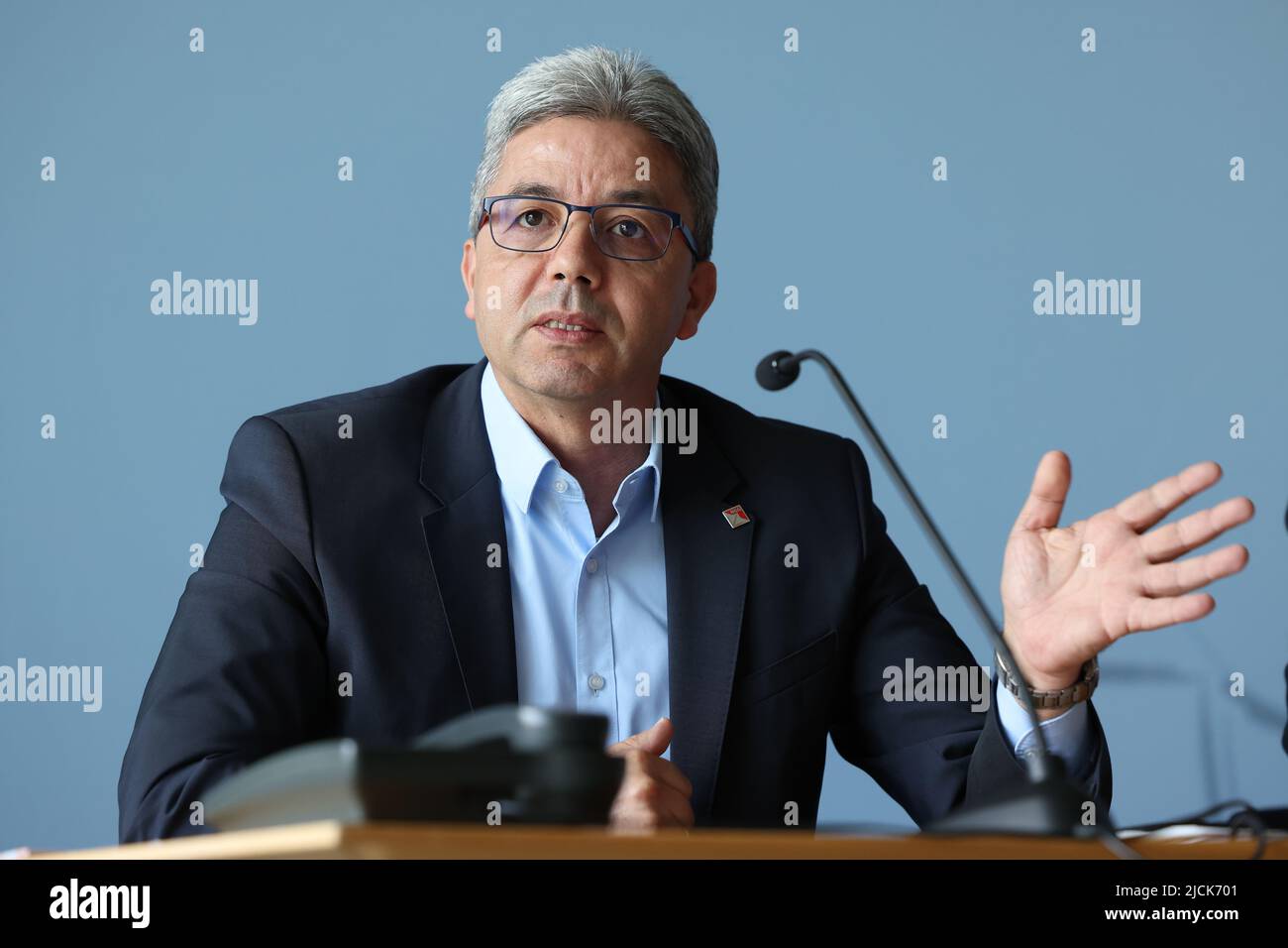 Düsseldorf, Allemagne. 14th juin 2022. Mohamed Boudih, Président de l'Union alimentaire et de restauration de la Rhénanie-du-Nord-Westphalie, s'exprime lors d'une conférence de presse de la Fédération allemande des syndicats (DGB) sur l'étude du DGB: «Les conventions collectives et l'évasion salariale en Rhénanie-du-Nord-Westphalie». Crédit : David Young/dpa/Alay Live News Banque D'Images