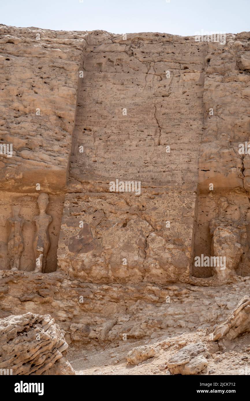 Stèle frontière U dans la falaise près du Wadi Royal, Tell el-Amarna aussi connu sous le nom de Akhetaton, l'horizon d'Aton, Moyenne Égypte Banque D'Images