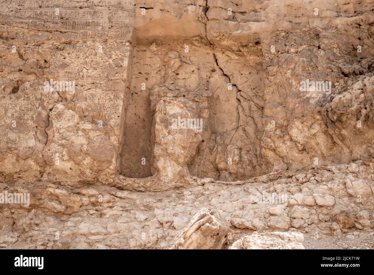 Stèle frontière U dans la falaise près du Wadi Royal, Tell el-Amarna aussi connu sous le nom de Akhetaton, l'horizon d'Aton, Moyenne Égypte Banque D'Images