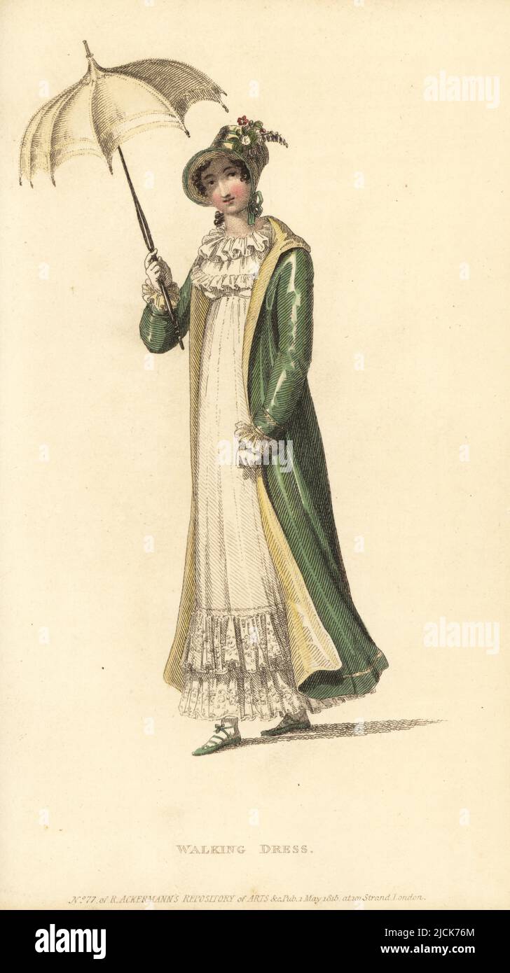 Femme Régence en robe de marche à volants. Robe en mousseline cambrique avec flounces, pelisse de sarsnet vert et paille, bonnet en satin avec fleurs, parasol en soie. 13, tôle 24, 1 mai 1815. Gravure sur plaque de coperplate de couleur main par Thomas Uwins de Rudolph Ackermann's Repository of Arts, Strand, Londres. Banque D'Images