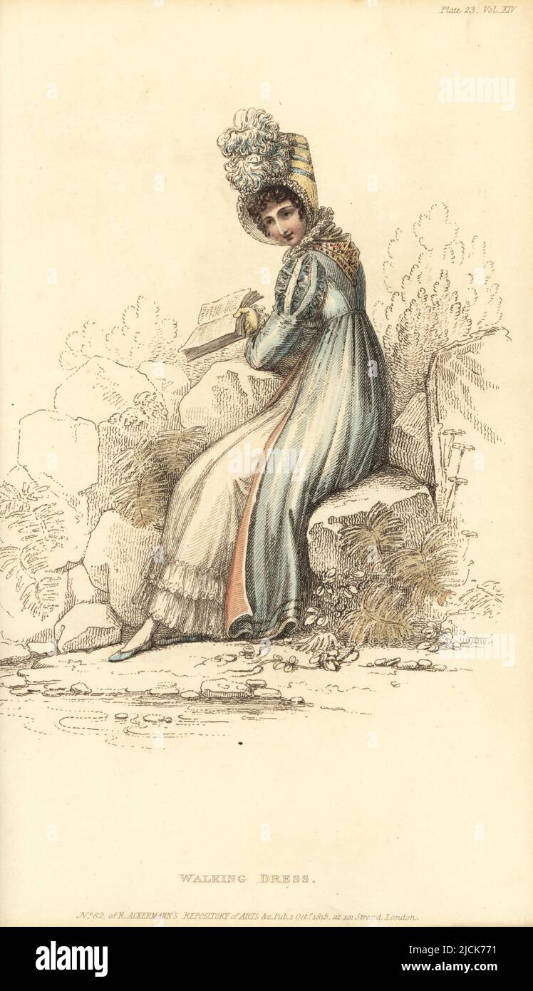 Regency femme en robe de marche lisant un livre dans un parc. Robe ronde de mousseline cambrique ou jaconot, tresses françaises, pelisse de sarsnet gris français, mouchoir français au cou, chapeau français de paille de satin avec plumes. 14, tôle 23, 1 octobre 1815. Gravure sur plaque de coperplate de couleur main par Thomas Uwins de Rudolph Ackermann's Repository of Arts, Strand, Londres. Banque D'Images