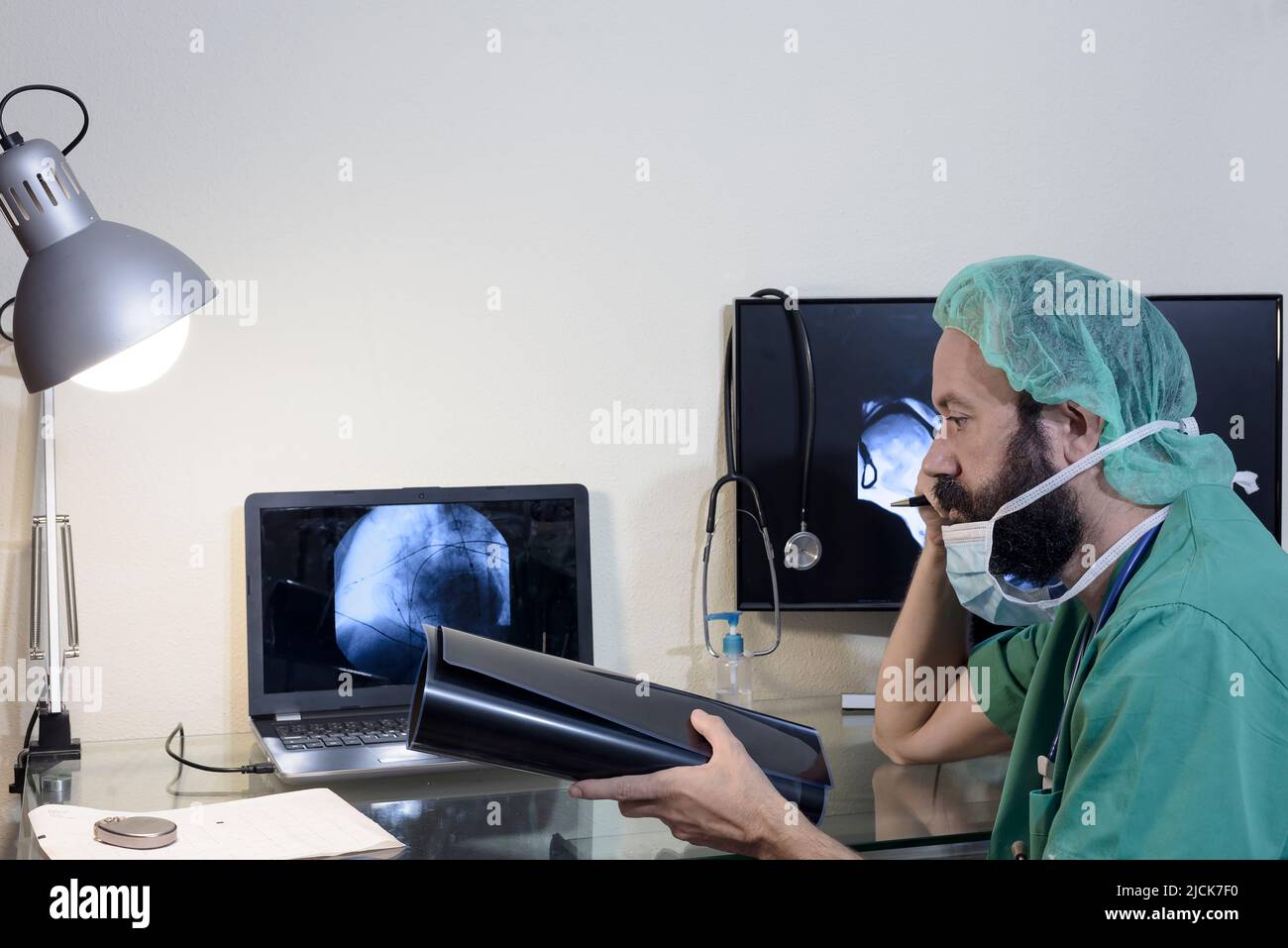 Dans le laboratoire médical, le patient subit une IRM ou une tomodensitométrie sous la supervision d'un radiologue, dans la salle de contrôle, observe le médecin Banque D'Images