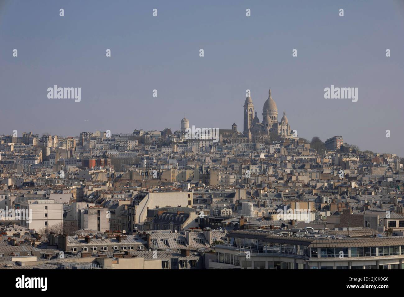 Vue sur la basilique du Sacré-Cœur, Paris, depuis une zone privée du grand magasin des Galeries Lafayette. Banque D'Images