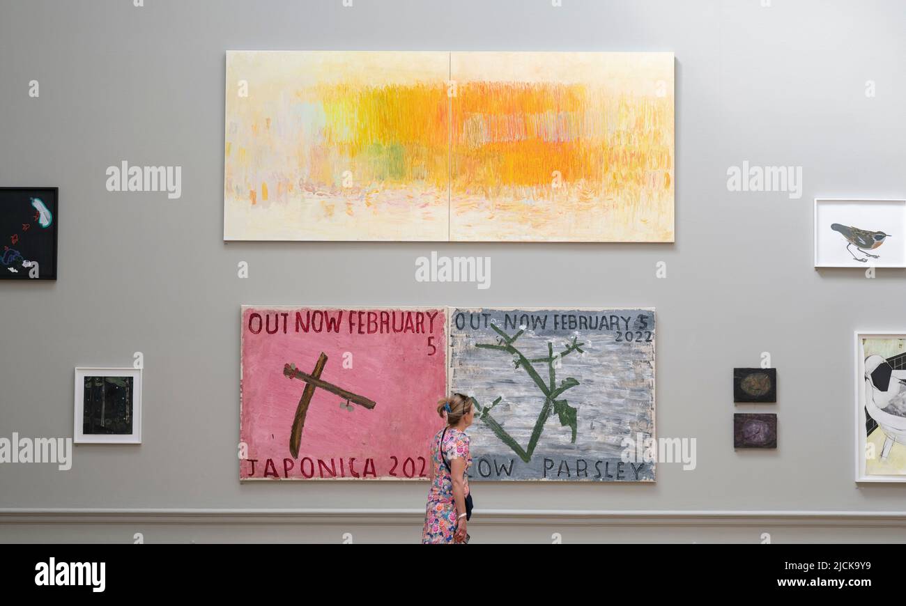 Royal Academy of Arts, Piccadilly, Londres, Royaume-Uni. 14 juin 2022. Aperçu de l'exposition d'été 254th (21 juin-21 août), célébrant l'art contemporain et l'architecture, fournissant une plate-forme vitale pour la communauté artistique et avec de nombreuses œuvres disponibles à l'achat. Le célèbre sculpteur britannique Alison Wilding RA a coordonné cette année l’exposition d’été sur le thème «climat». Image (deux du bas): Rose Wylie, Out Now, persil de vache et Japonica, 5 févr. 2022; (supérieur); Sir Christopher le Brun, Harvest. Crédit : Malcolm Park/Alay Live News Banque D'Images