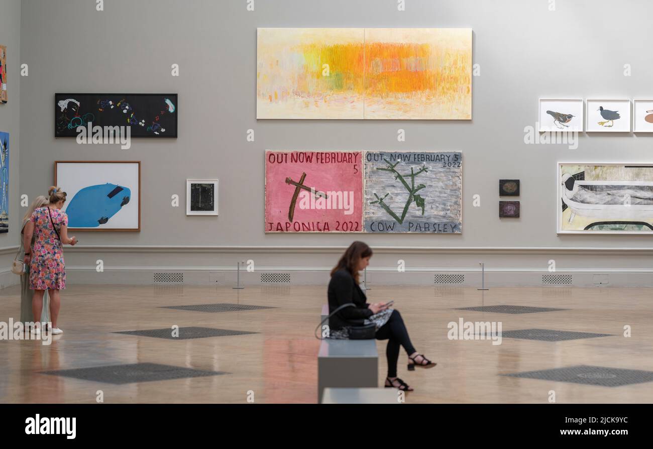 Royal Academy of Arts, Piccadilly, Londres, Royaume-Uni. 14 juin 2022. Aperçu de l'exposition d'été 254th (21 juin-21 août), célébrant l'art contemporain et l'architecture, fournissant une plate-forme vitale pour la communauté artistique et avec de nombreuses œuvres disponibles à l'achat. Le célèbre sculpteur britannique Alison Wilding RA a coordonné cette année l’exposition d’été sur le thème «climat». Image, centre: (Deux inférieurs): Rose Wylie, maintenant, persil de vache et Japonica, 5 févr. 2022; (supérieur); Sir Christopher le Brun, récolte. Crédit : Malcolm Park/Alay Live News Banque D'Images