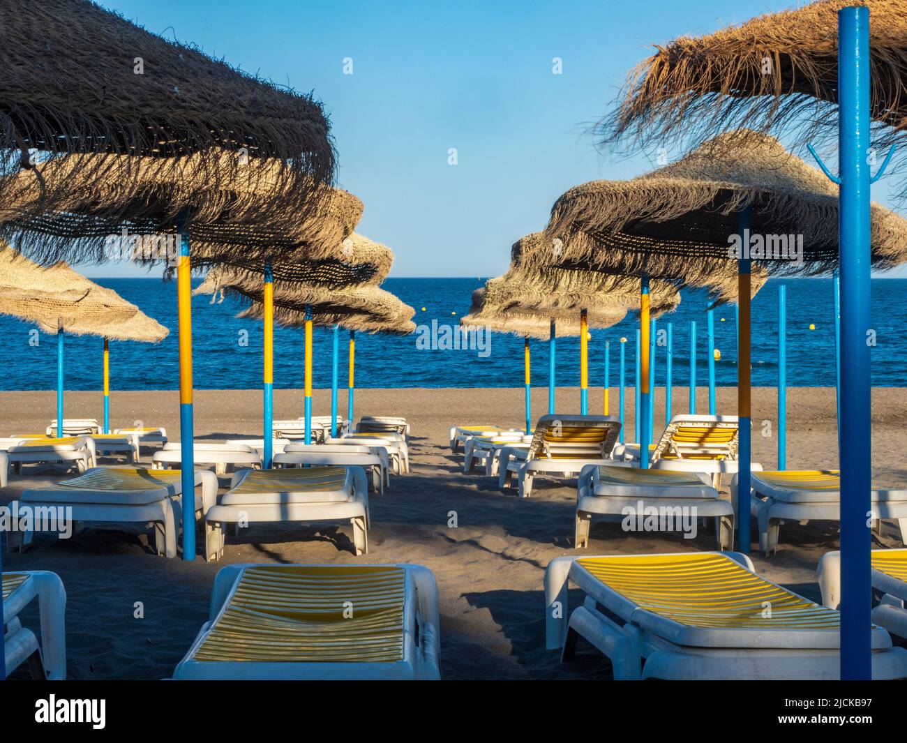 Terrain de hamacs et parasols de plage à Torremolinos Banque D'Images