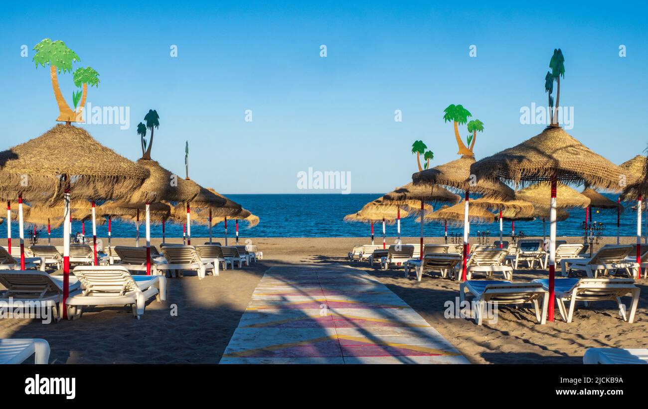 Terrain de hamacs et parasols de plage à Torremolinos Banque D'Images