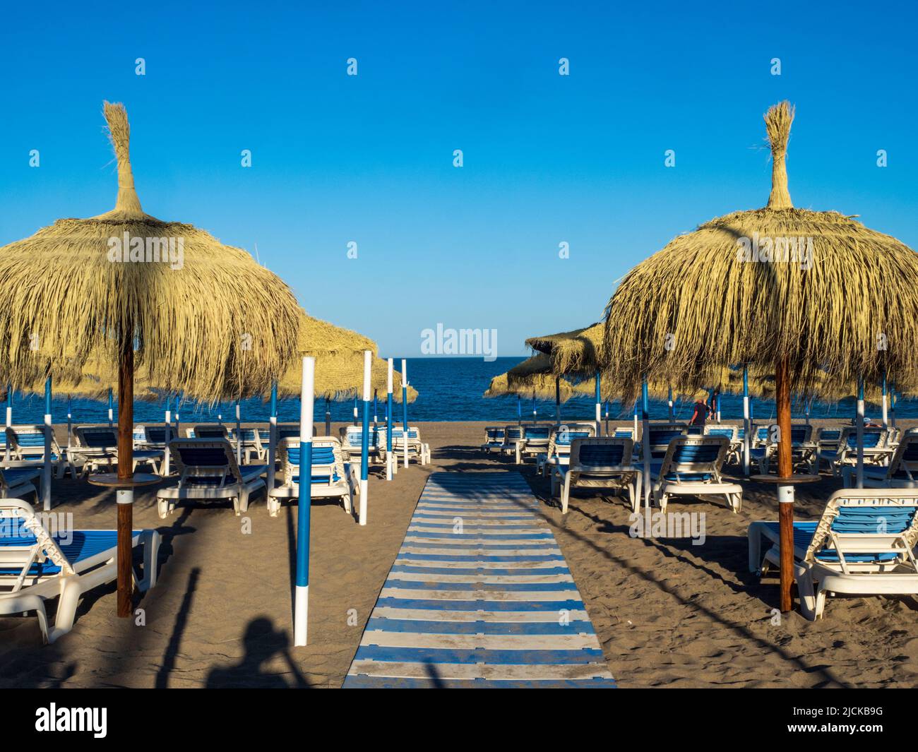 Terrain de hamacs et parasols de plage à Torremolinos Banque D'Images