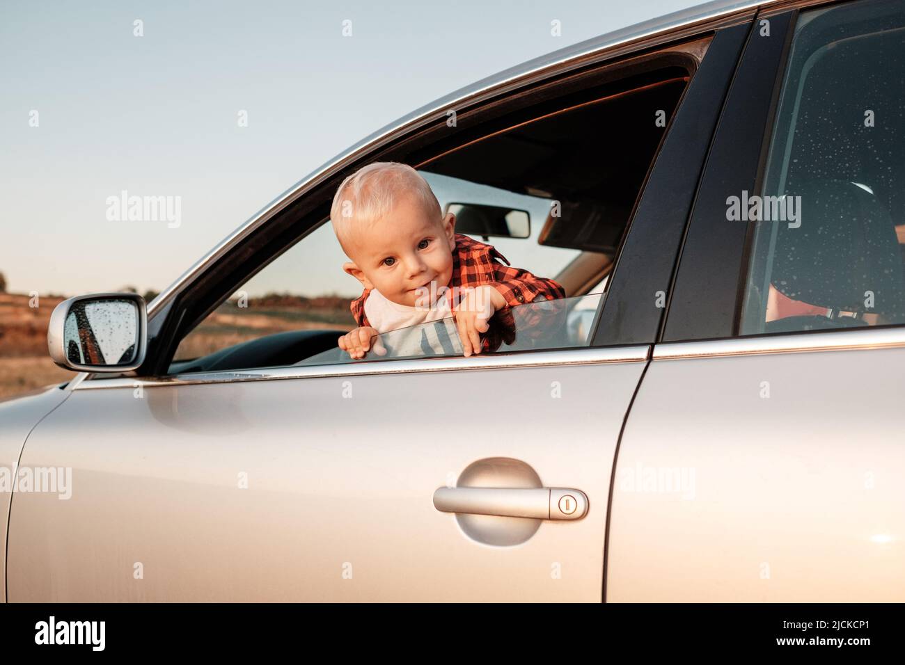 Portrait d'un petit garçon jouant avec la voiture Banque D'Images