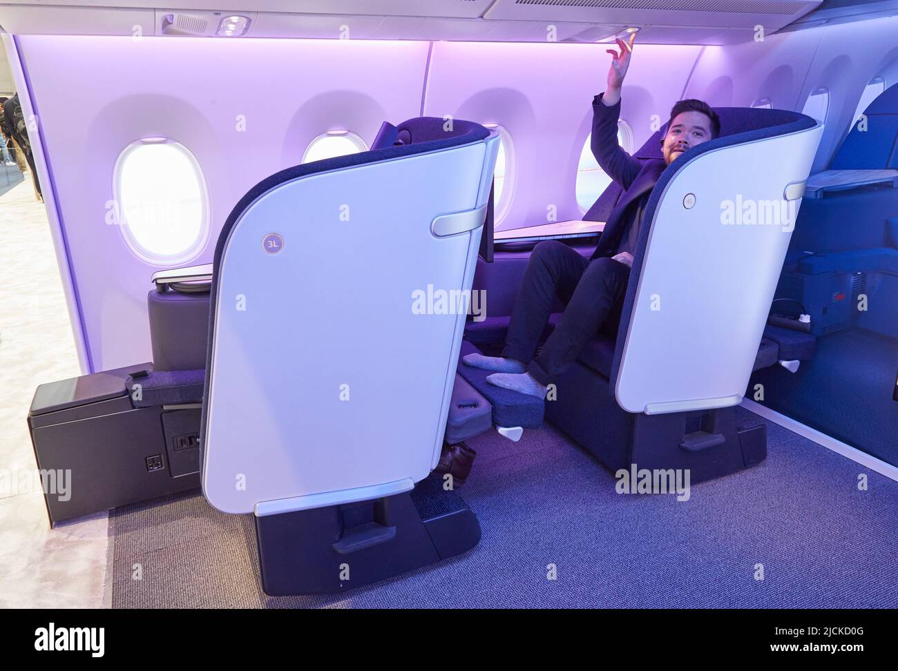 Hambourg, Allemagne. 14th juin 2022. David Kondo, designer Finnair, occupe l'un de ses nouveaux sièges de classe affaires sur le stand Airbus de l'Aircraft Interiors Expo (AIX) dans les salles d'exposition de Hambourg. Le spectacle intérieur de l'avion aura lieu à 14-16 juin 2022. Credit: Georg Wendt/dpa/Alay Live News Banque D'Images