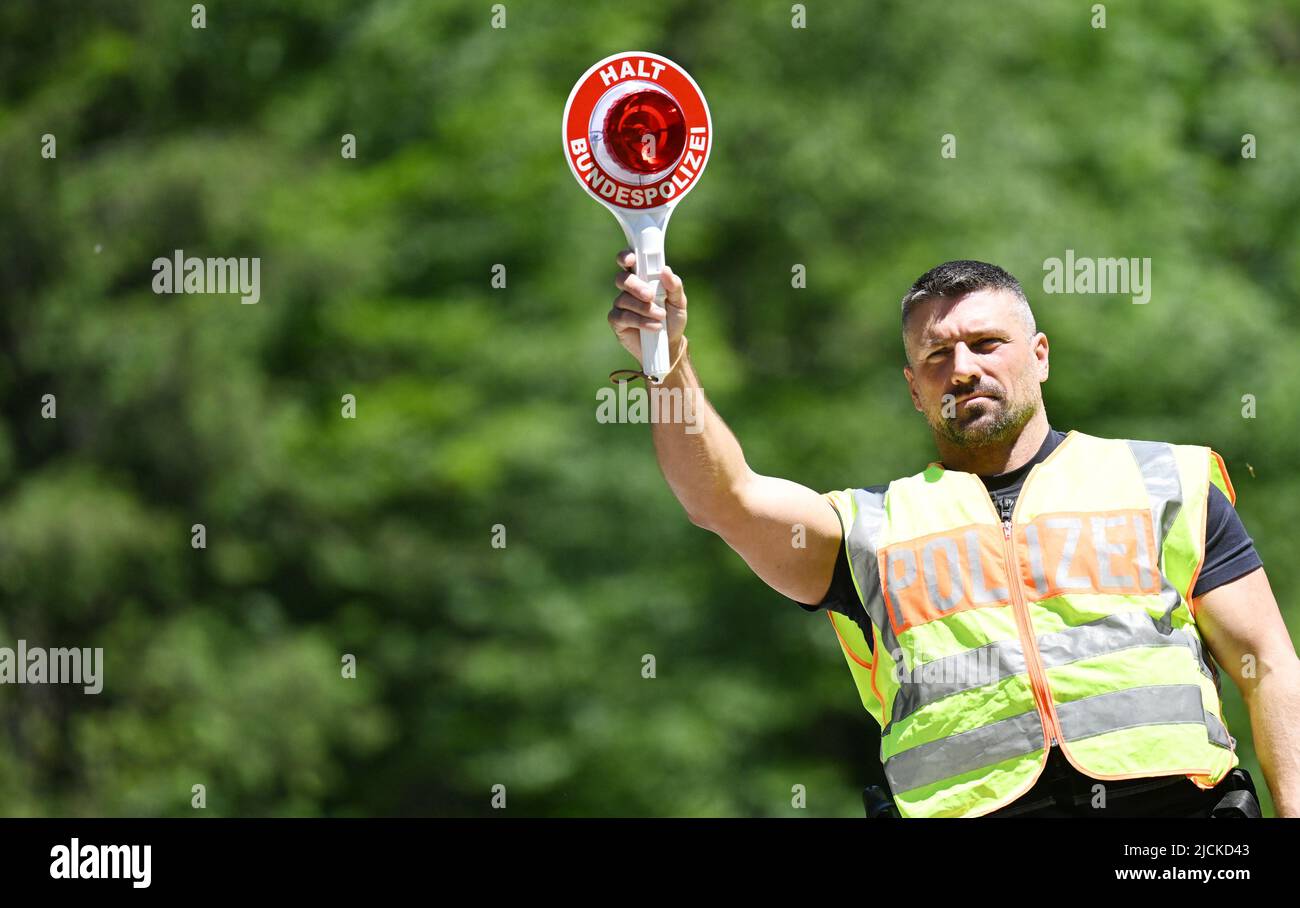 Griesen, Allemagne. 14th juin 2022. Un agent de police fédéral contrôle la circulation à la frontière du B 23 à Griesen. Le sommet de G7 est prévu pour 26-28 juin 2022, à Schloss Elmau. Credit: Angelika Warmuth/dpa/Alamy Live News Banque D'Images