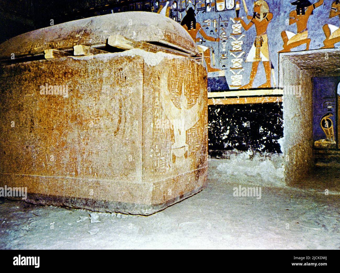 Luxor Égypte Vallée des Rois Rameses I sarcophage fait de Quartzite Rouge dans le tombeau décoré avec des scènes du Livre des morts Banque D'Images