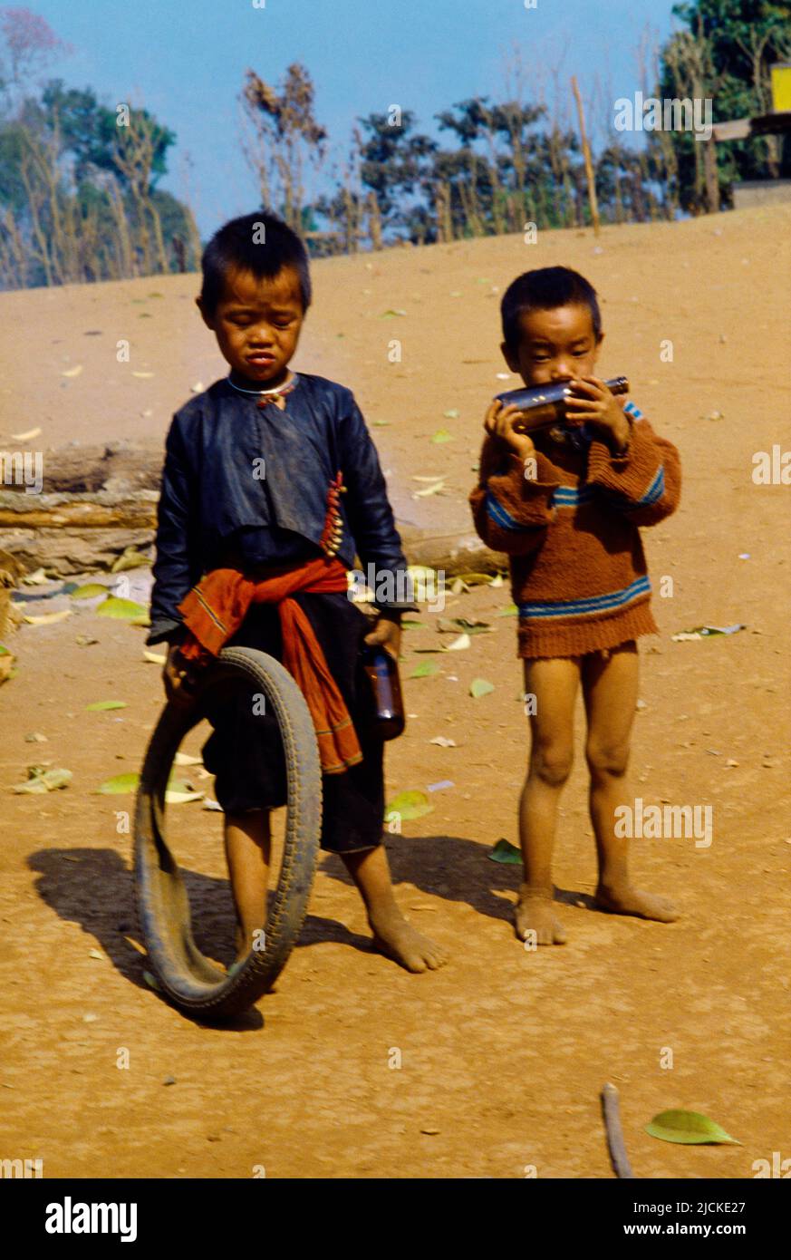 Tribu Hill du nord de la Thaïlande avec pneus Banque D'Images