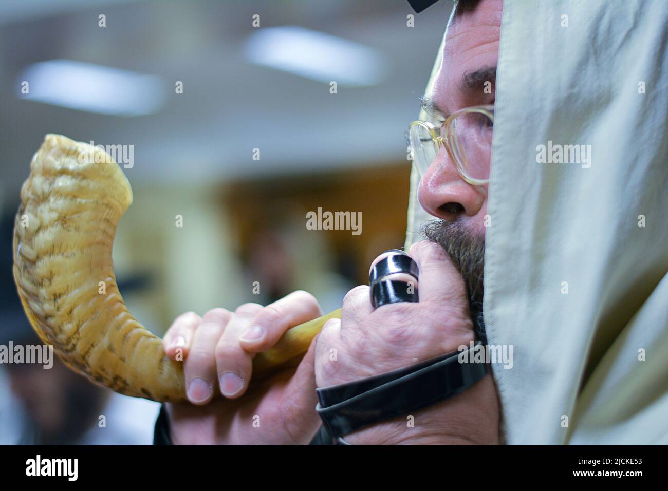 Dans le mois précédant le nouvel an juif, le shofar est soufflé au service du matin pour éveiller les fidèles. À Crown Heights, Brooklyn, New York. Banque D'Images