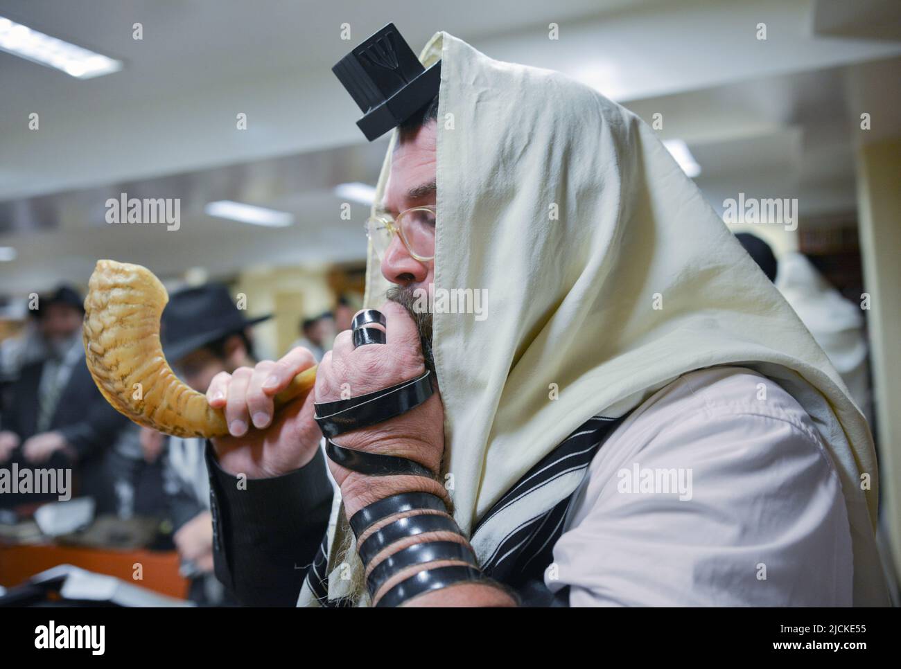 Dans le mois précédant le nouvel an juif, le shofar est soufflé au service du matin pour éveiller les fidèles. À Crown Heights, Brooklyn, New York. Banque D'Images