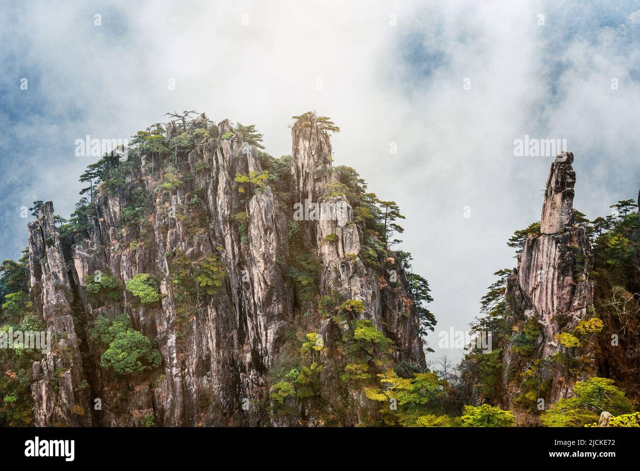 Vue depuis la terrasse rafraîchissante de la montagne Huangshan, connue sous le nom de montagne jaune, Anhui, Chine. Banque D'Images