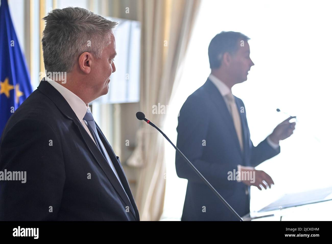 Le secrétaire de l'OCDE (OCDE-OESO), Mathias Cormann, et le premier ministre, Alexander de Croo, ont pris la photo d'un moment de presse de l'OCDE, présentant la nouvelle Etude économique de l'OCDE sur la Belgique, à Bruxelles, le mardi 14 juin 2022. L'étude examine les risques pour la reprise économique de la Belgique découlant de l'inflation croissante, des pressions du côté de l'offre et d'autres conséquences de la guerre en Ukraine. Un chapitre spécial examine comment la Belgique peut améliorer ses politiques en matière d'éducation, d'emploi et de logement afin de promouvoir la mobilité sociale des groupes vulnérables. BELGA PHOTO DIRK WAEM Banque D'Images