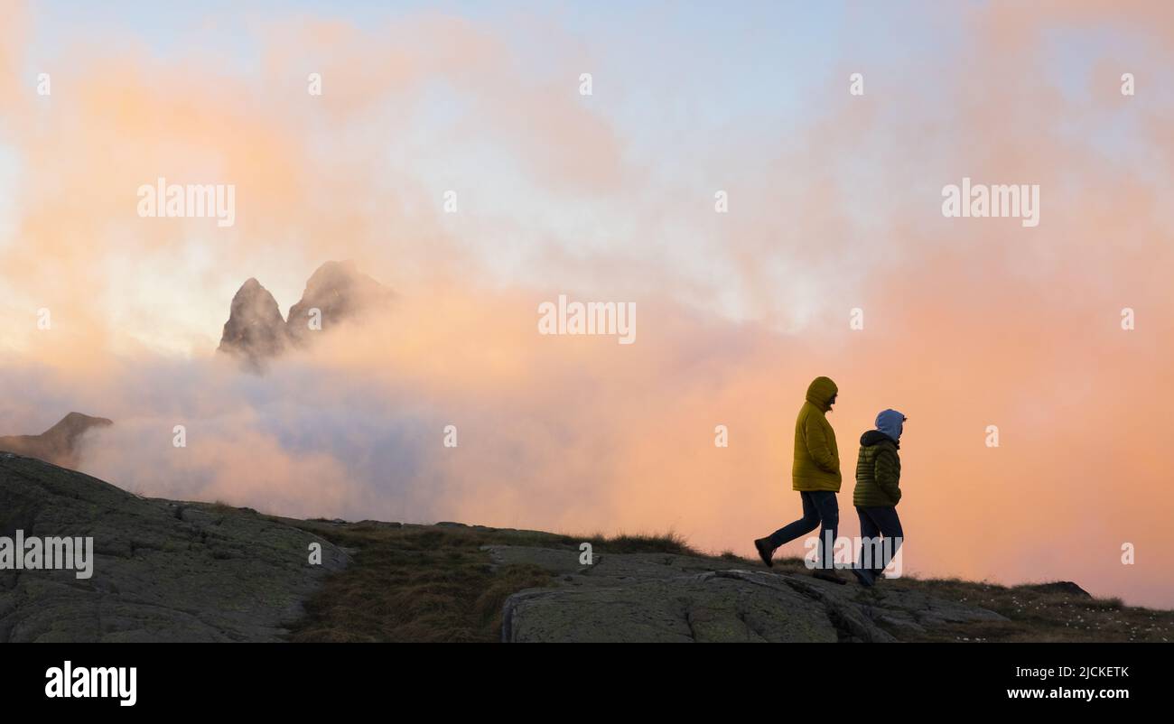 Randonneurs dans les lacs Anayet avec le midi d'Ossau montagne dans les nuages, Pyrénées de Huesca Banque D'Images