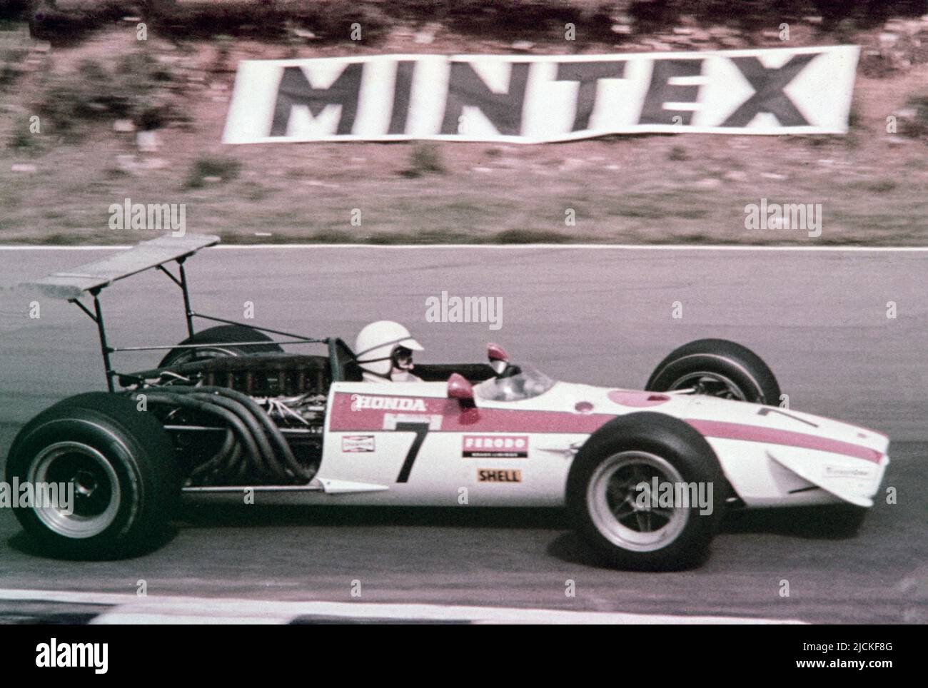 Grand Prix de Formule 1 de Grande-Bretagne 1968 à Brands Hatch. John Surtees pilotant l'écurie Honda Racing Team Honda RA301, numéro de course 7. Banque D'Images