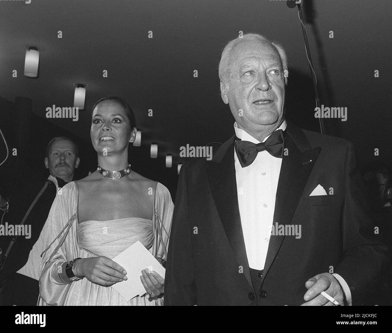 ARCHIVE PHOTO: Il y a 40 ans, sur 18 juin 1982, l'acteur Curd JUERGENS est mort, 04SN JUERGENS.jpg l'acteur Curd JUERGENS et son épouse Margie au bal de presse fédéral à Bonn. Banque D'Images