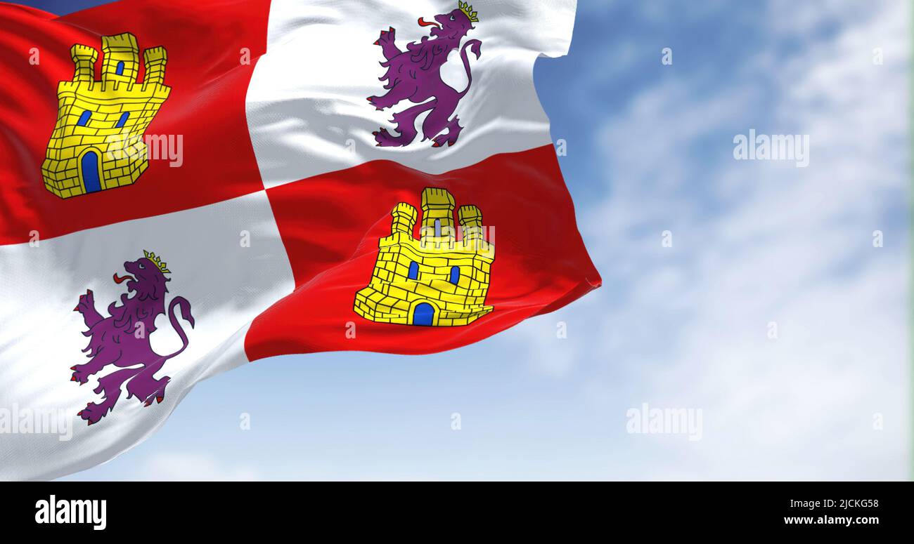 Le drapeau de Castille et de Leon agité dans le vent par temps clair. Castille et Leon est une communauté autonome dans le nord-ouest de l'Espagne. Banque D'Images