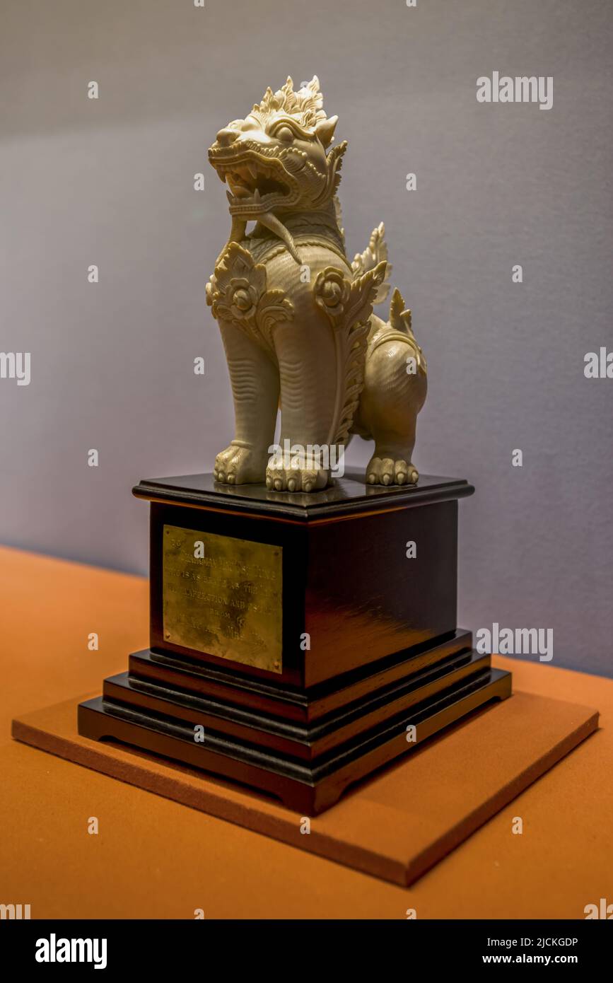 Le premier ministre des myanmars du centre de Pékin donne des cadeaux centre de gestion des reliques culturelles - 1954 Mao zedong sculpture ivoire du lion Banque D'Images
