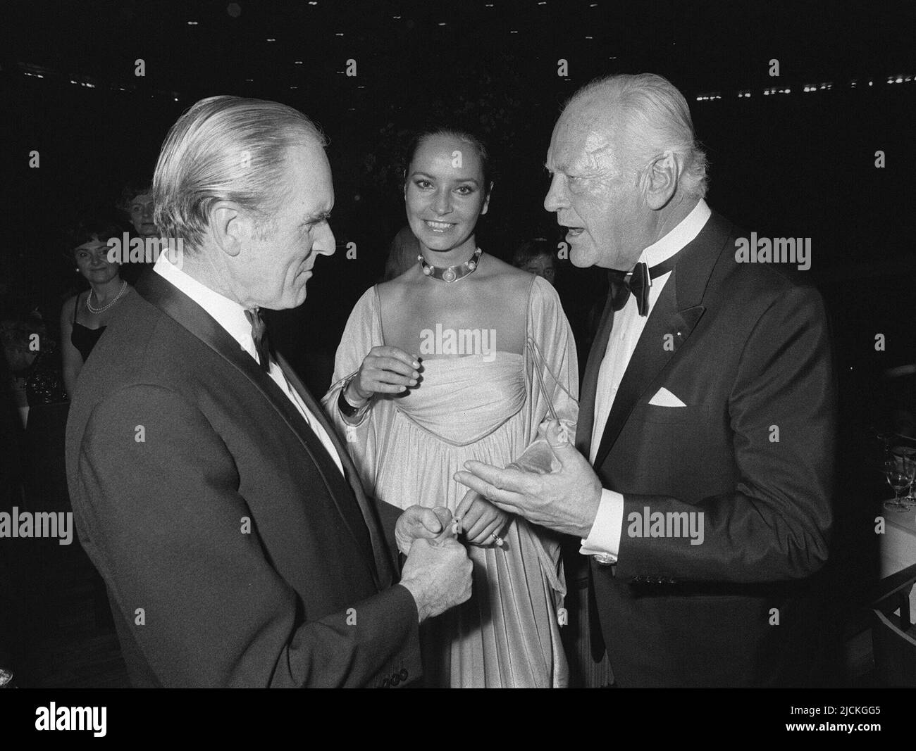 ARCHIVE PHOTO: Il y a 40 ans, sur 18 juin 1982, l'acteur Curd JUERGENS est mort, 03SN JUERGENS.jpg l'acteur Curd JUERGENS (à droite) et son épouse Margie discutant avec Karl CARSTENS au Federal Press ball à Bonn. Banque D'Images