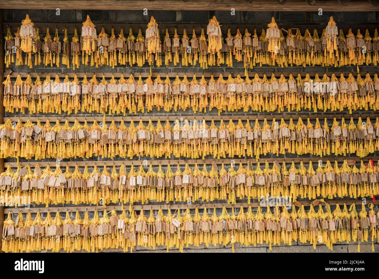 Un grand nombre de cartes de souhaits jaunes symbolisent la réalisation de souhaits à Wuzhen Banque D'Images