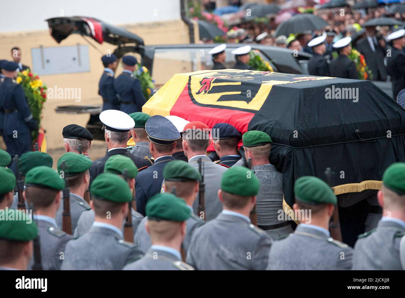 ARCHIVE PHOTO: Il y a 5 ans, sur 16 juin 2017, Helmut KOHL est mort, les soldats de la Bundeswehr portent le cercueil au cercueil, escorte militaire sur la place de la cathédrale, cérémonie d'état pour le défunt ancien chancelier Helmut Kohl dans la cathédrale de Speyer, 01.07.2017. Euh Banque D'Images