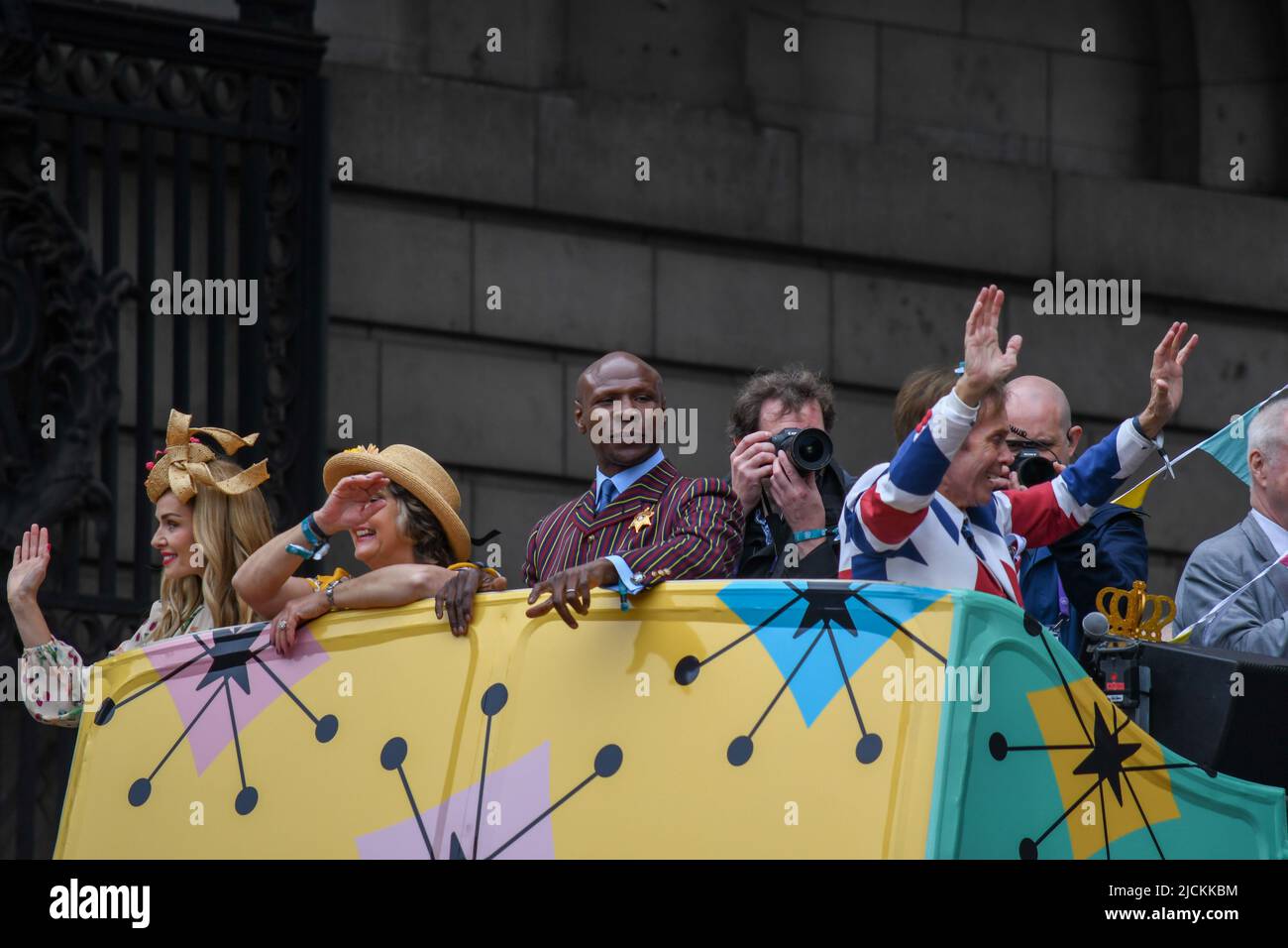 Londres, Royaume-Uni, 5th juin 2022, Platinum Jubilee Pageant le long du Mall. De Westminister à Buckingham Palace. Le temps de nos vies, partie 2 du Pageant. Le défilé jubilant met en valeur les 70 ans du règne de la reine Elizabeth de 1952 à 2022. 1950s dans cette partie, Andrew Lalchan Photography/Alamy Live News Banque D'Images