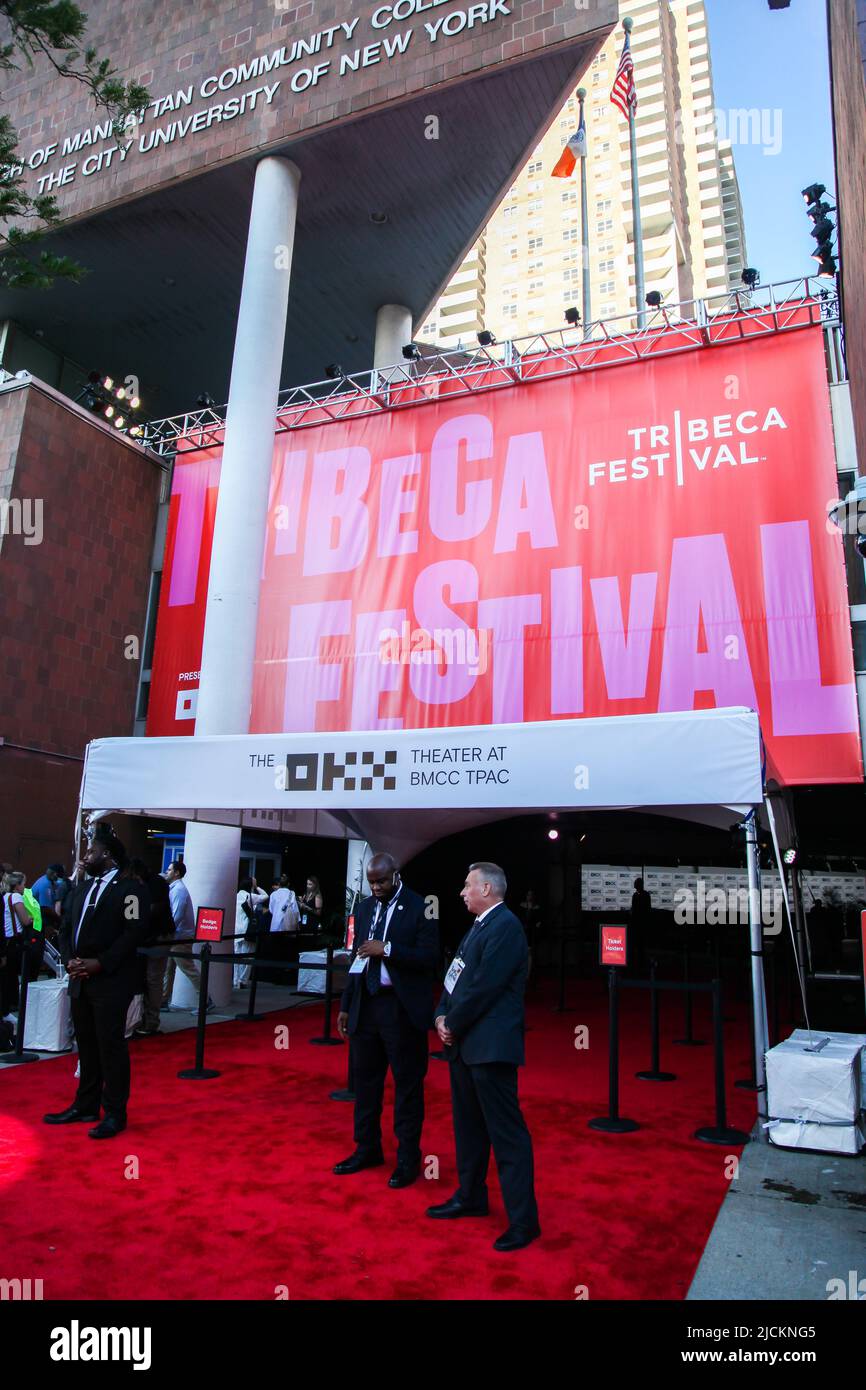 NEW YORK, NY, USA - 9 JUIN 2022 : l'atmosphère à l'entrée du Festival du film de Tribeca au Centre des arts de la scène de BMCC Tribeca Banque D'Images