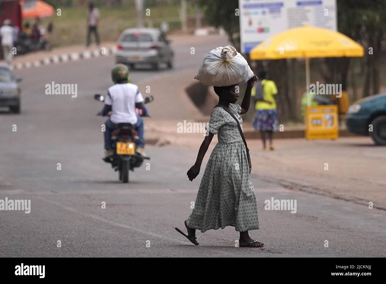 À Kigali, au Rwanda. Boris Johnson a déclaré que le gouvernement travaillait avec « l'humanité et la compassion » pour s'attaquer à l'immigration clandestine alors qu'il défendait la politique rwandaise. Date de la photo: Mardi 14 juin 2022. Banque D'Images