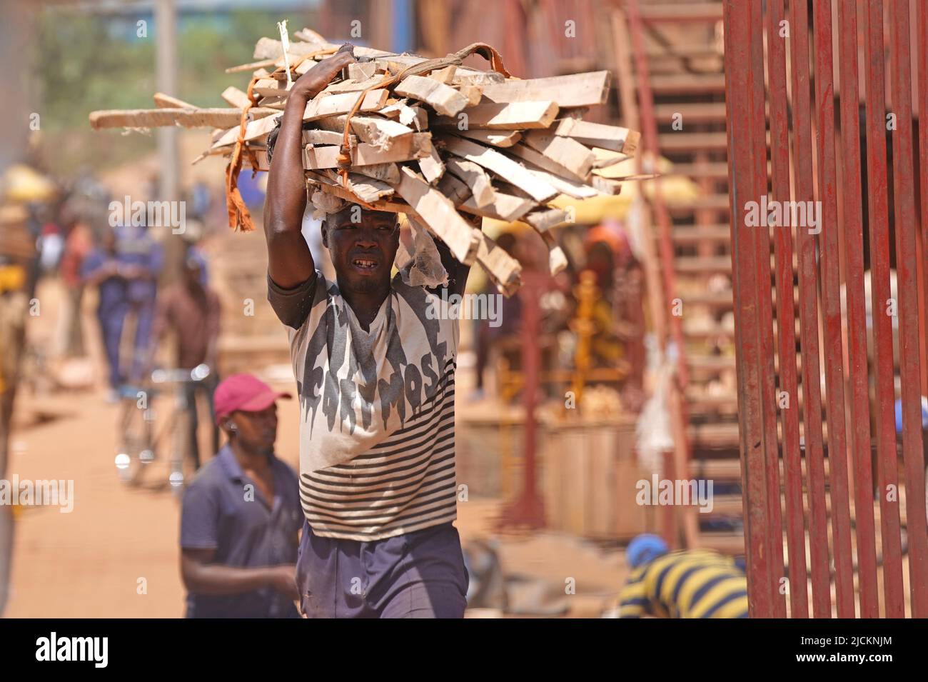 À Kigali, au Rwanda. Boris Johnson a déclaré que le gouvernement travaillait avec « l'humanité et la compassion » pour s'attaquer à l'immigration clandestine alors qu'il défendait la politique rwandaise. Date de la photo: Mardi 14 juin 2022. Banque D'Images