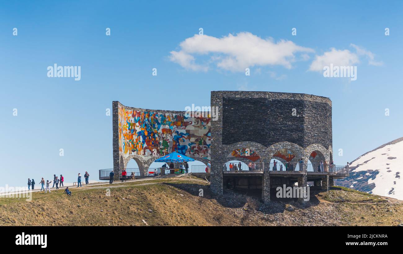 18.05.2022. Gudauri, Géorgie. Personnes visitant le Monument de l'amitié géorgien-russe. Photo de haute qualité Banque D'Images