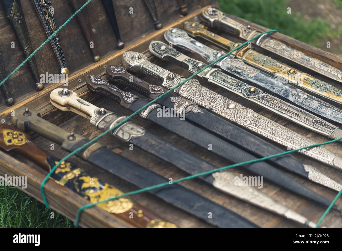 Les poignards traditionnels géorgiens à vendre au marché aux puces, Tbilissi, Géorgie. Photo de haute qualité Banque D'Images