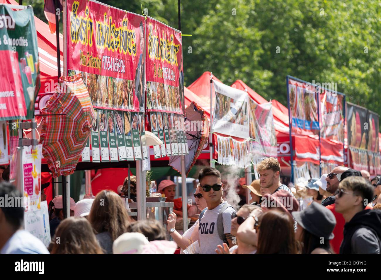 Les gens font la queue pour acheter de la nourriture thaïlandaise au festival de la magie de la Thaïlande au parc mémorial de la guerre de Basingstoke. 12 juin 2022. Angleterre Banque D'Images