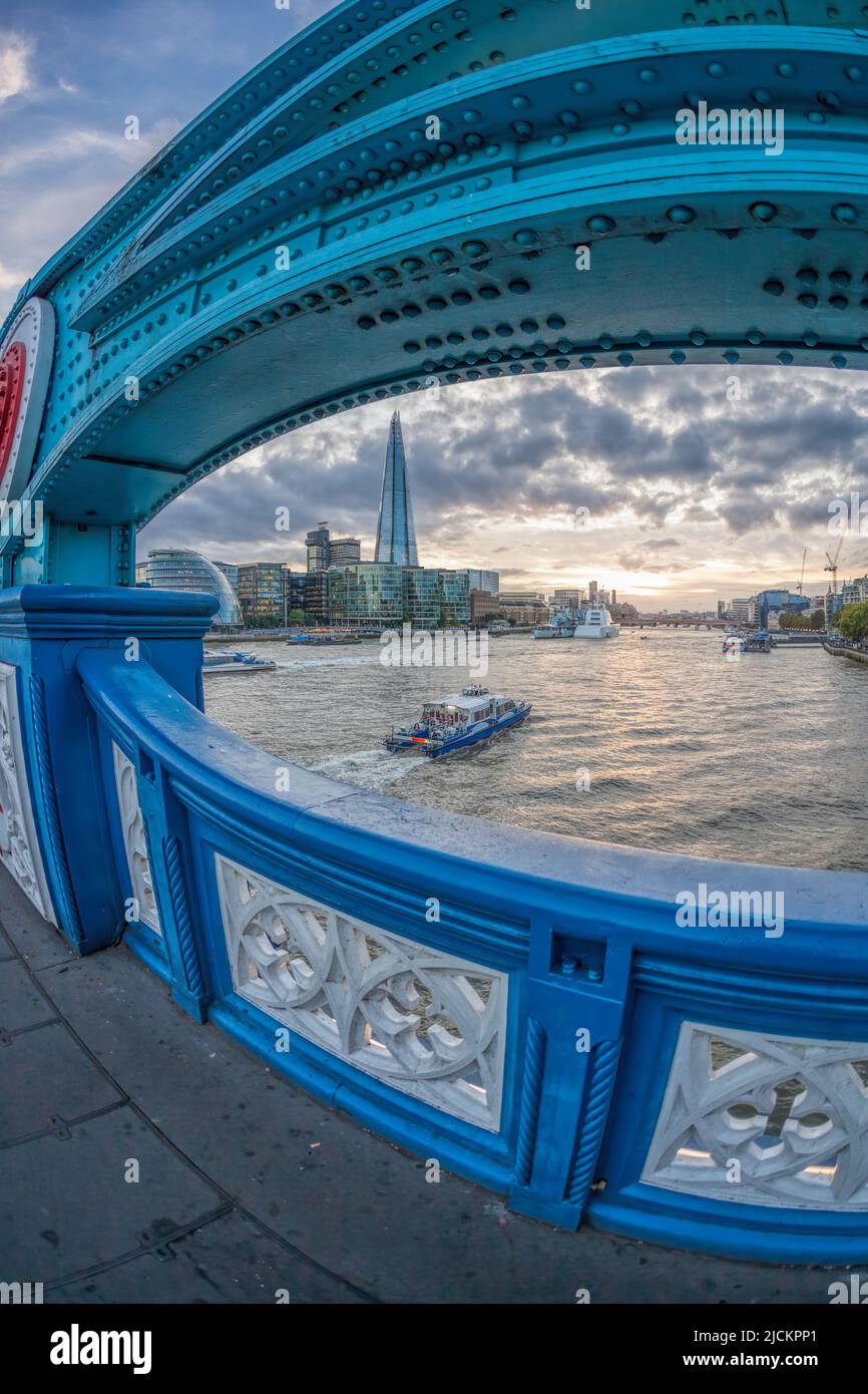 Vue depuis Tower Bridge contre la Tamise avec bateau touristique à Londres, Angleterre, Royaume-Uni Banque D'Images