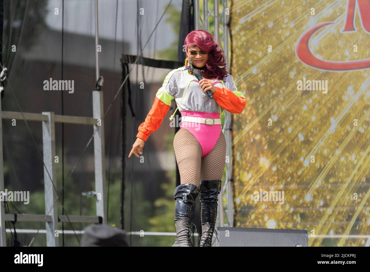 Une femme (femme) chanteuse et interprète sur scène au Festival de la magie de la Thaïlande au parc mémorial de la guerre de Basingstoke. 12 juin 2022. Angleterre Banque D'Images