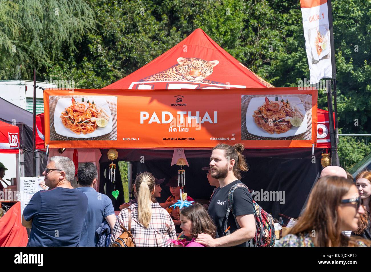 Les gens achètent de la nourriture dans un stand Pad Thai au festival Magic of Thailand au parc mémorial de la guerre de Basingstoke. 12 juin 2022. Angleterre Banque D'Images