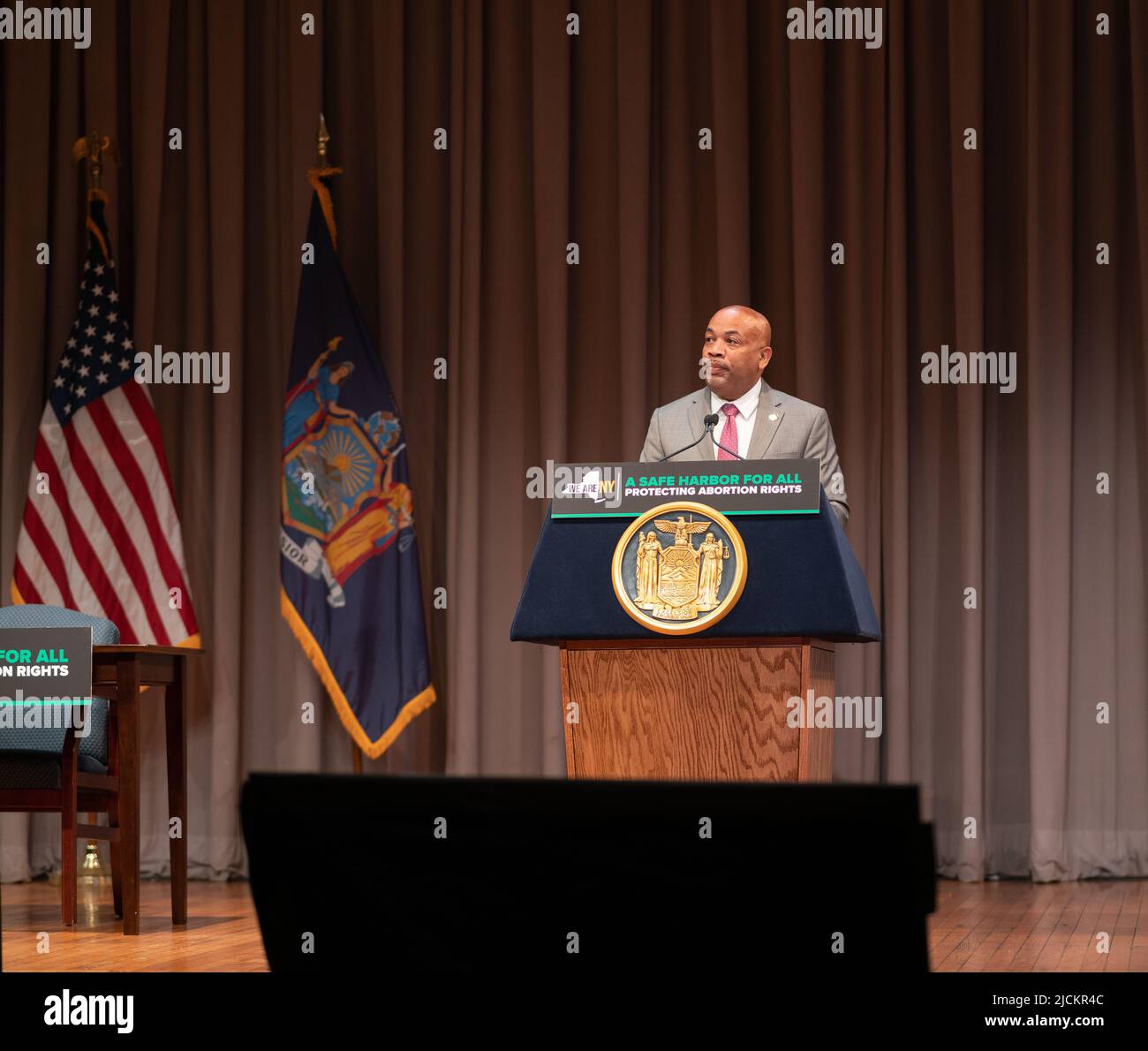 New York, États-Unis. 13th juin 2022. Le Président de l'Assemblée, Carl Heastie, se joint à la gouverneure de New York, Kathy Hochul, qui a signé un train de mesures législatives visant à protéger l'avortement et les droits en matière de reproduction des femmes au Great Hall of Cooper Union, à New York, 13 juin 2022 dans l'État de New York, dans l'État de New (Photo de Steve Sanchez/SipaUSA). Credit: SIPA USA/Alay Live News Banque D'Images