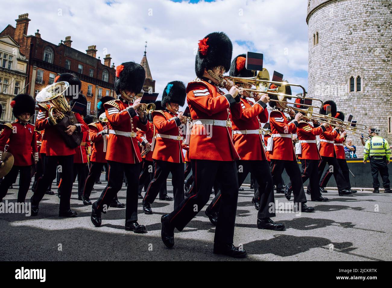 Windsor, Royaume-Uni. 13th juin 2022. La bande des Grenadier Guards arrive au château de Windsor pour la cérémonie de l'ordre du Garter. Crédit : Mark Kerrison/Alamy Live News Banque D'Images