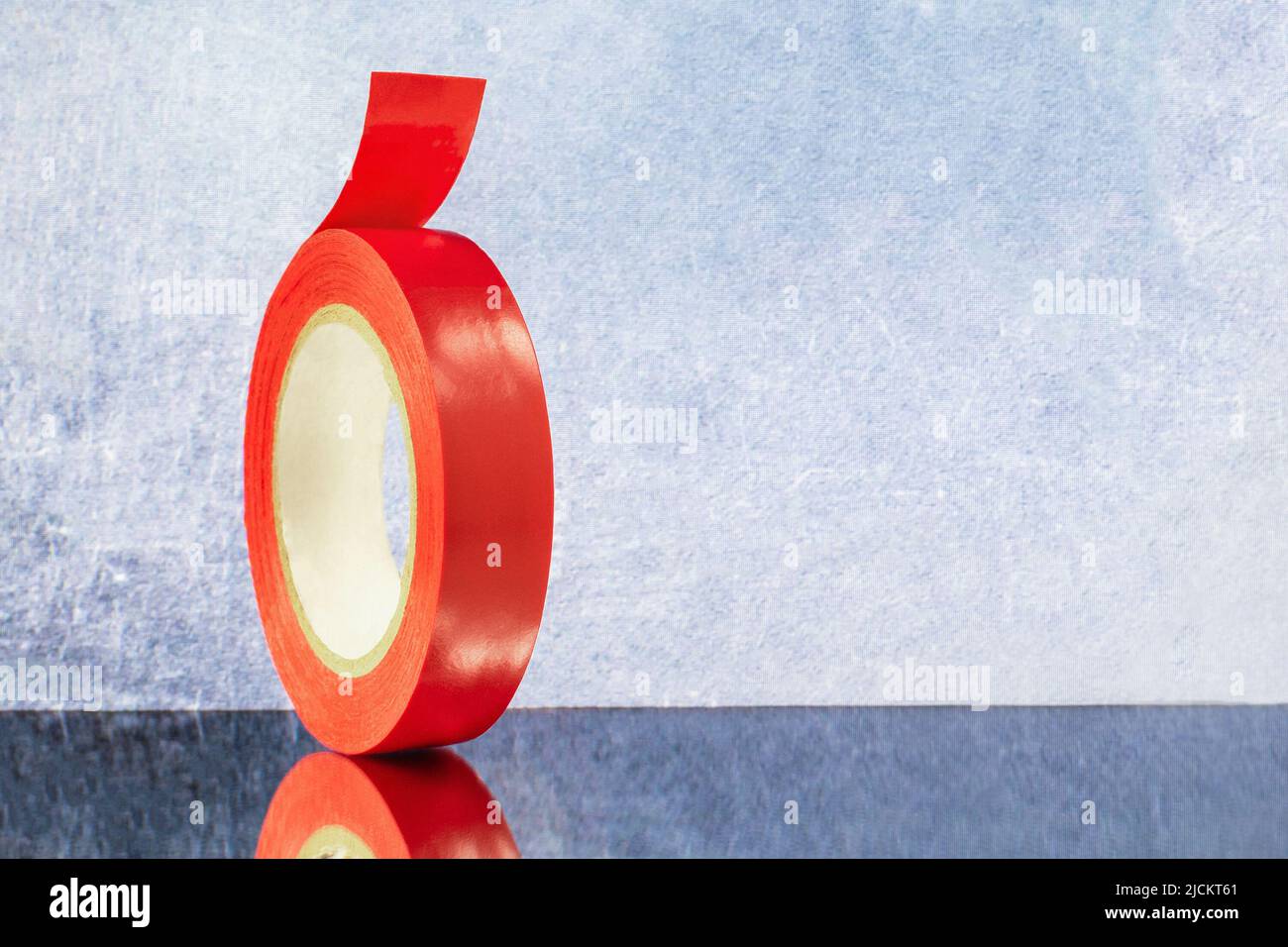 faites rouler la bande électrique rouge sur un fond gris, dans l'espace de copie Banque D'Images