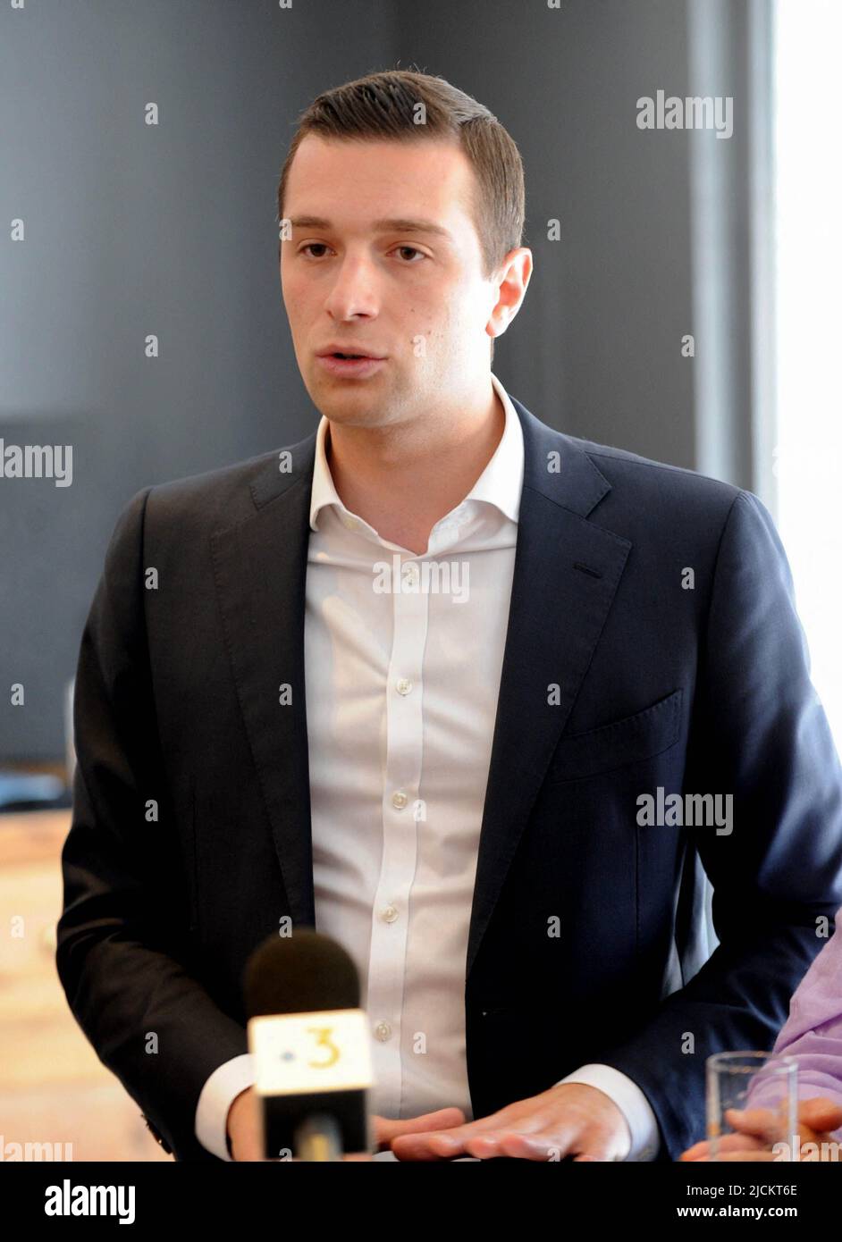 Bethune. France, 14 juin 2022. Jordan Bardella, président du rassemblement national, parti d'extrême droite, est venu à Bethune pour soutenir Caroline Parmentier avant le deuxième tour de ces élections législatives de 2022, candidat à être élu député à Bethune. La France sur 14 juin 2022. Photo de Christophe Forestier/ABACAPRESS.COM Banque D'Images