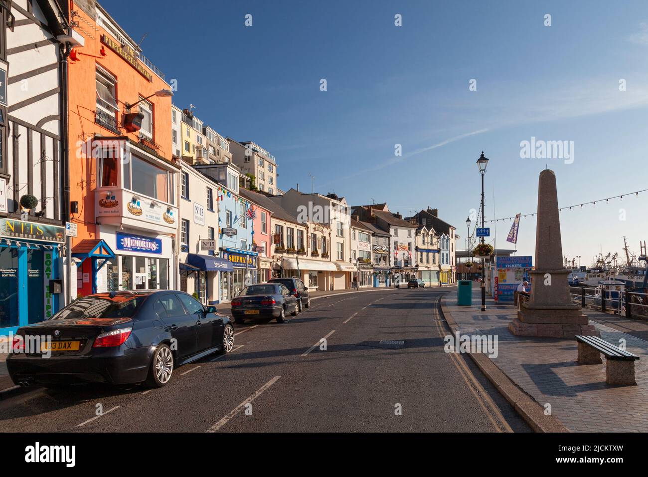 Royaume-Uni, Angleterre, Devon, Torbay, Brixham, Boutiques traditionnelles et pubs sur le quai Banque D'Images