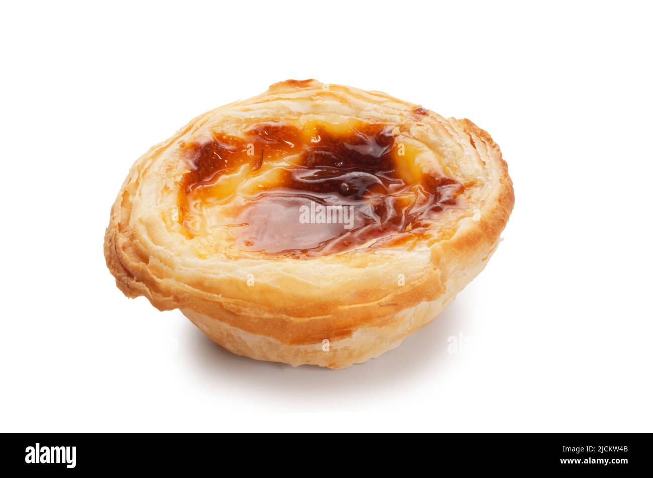 Photo de studio de tartes individuelles de crème anglaise découpées sur fond blanc - John Gollop Banque D'Images