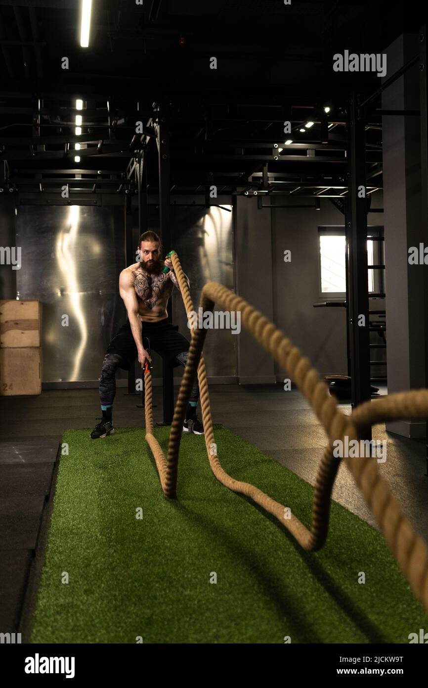 Corde homme fitness gym barbe entraînement combat ajustement sport exercice, concept équipement actif de l'activité physique, énergie caucasienne Banque D'Images