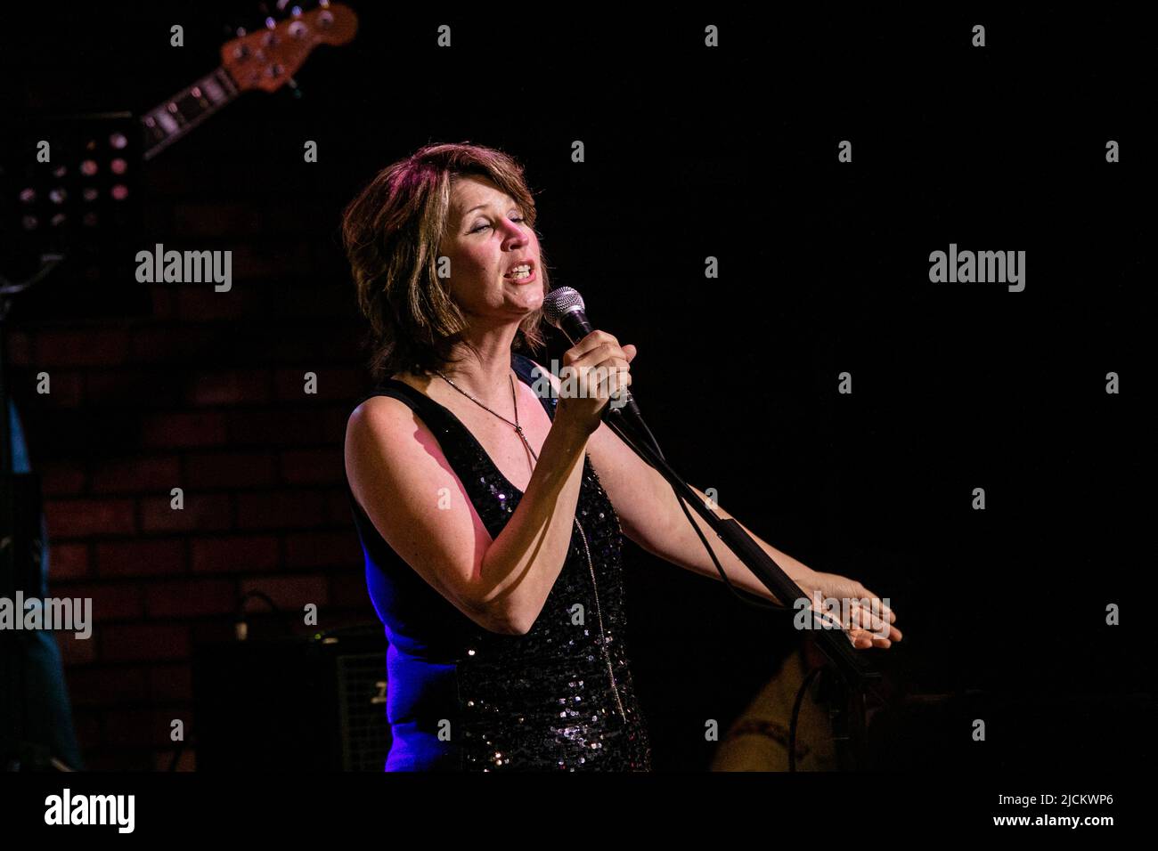 Edmonton, Canada. 11th juin 2022. Lisa Brokop (Nashville), artiste canadienne de musique country, se produit à l'occasion de l'anniversaire 30th de Global Country Music Canada au Cook County Saloon. Crédit : SOPA Images Limited/Alamy Live News Banque D'Images