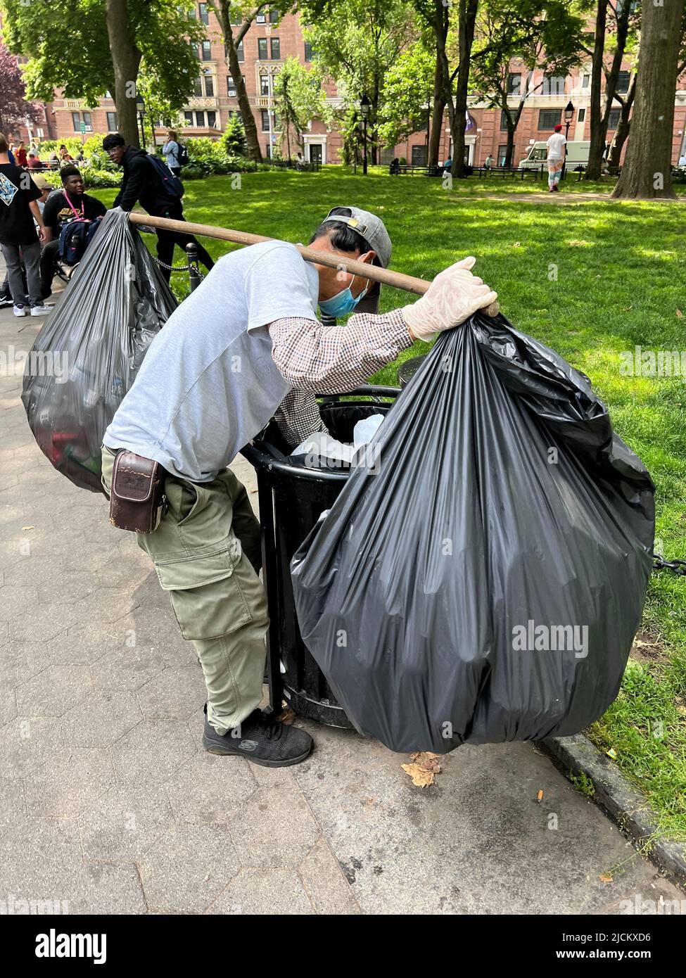 Collecteur de canettes en aluminium qui vérifie les déchets autour de Foley Square à Manhattan, New York. Banque D'Images